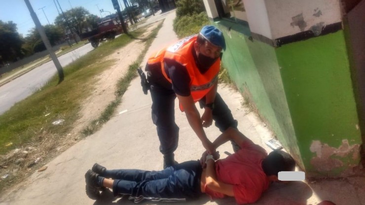 Intentó robarle el arma a un policía, resultó aprehendido